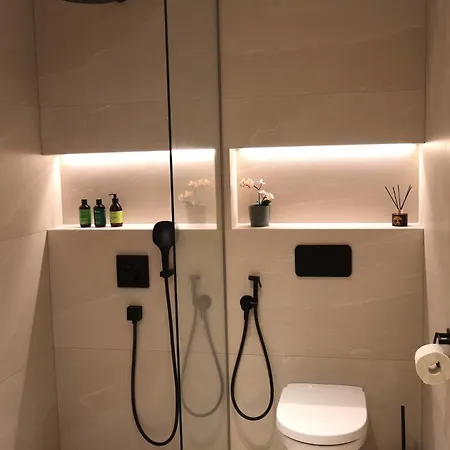 Tiffany Apartment *